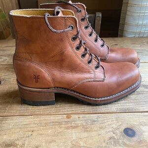 Frye Sabrina Lace Up Boots Size 8.5   8 1/2